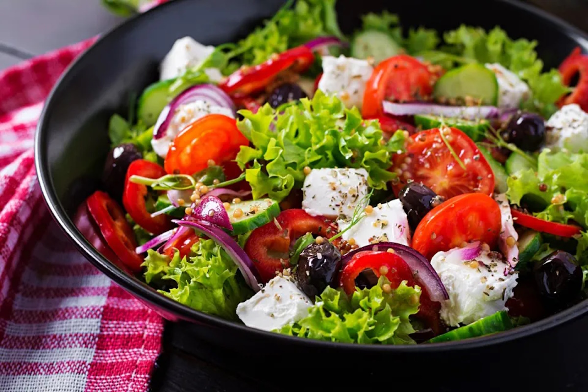 Platos con ingredientes frescos en restaurante de cocina mediterránea en Tarragona