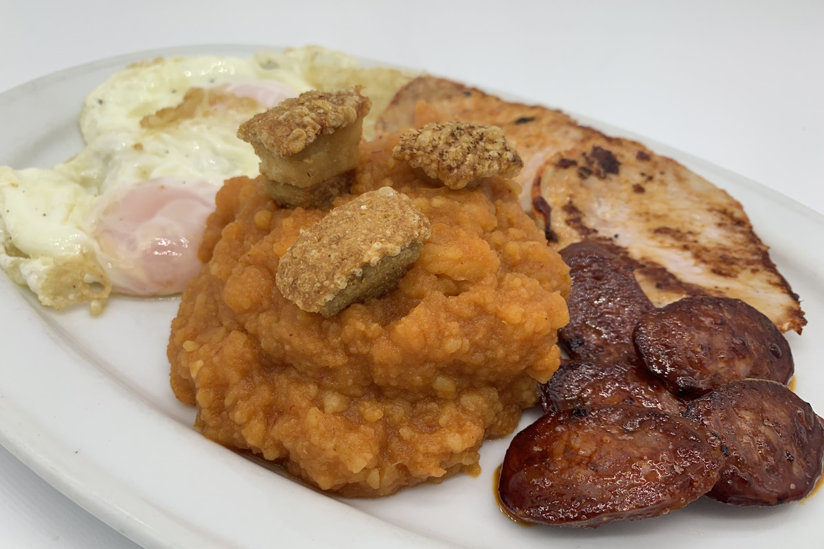 Platos variados en restaurante dónde cenar en Tarragona