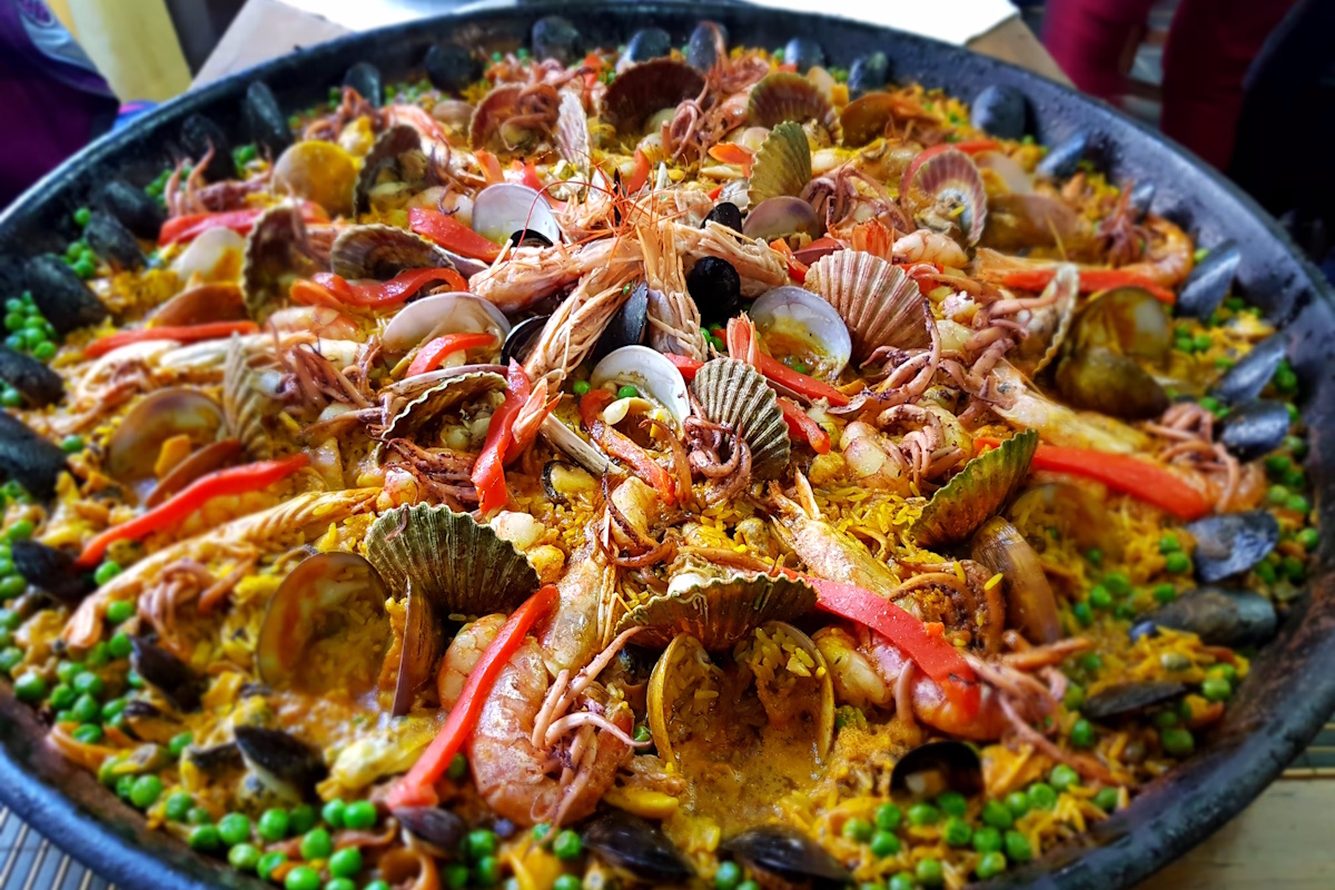 Plato de paella de marisco en restaurante donde comer paella en Tarragona