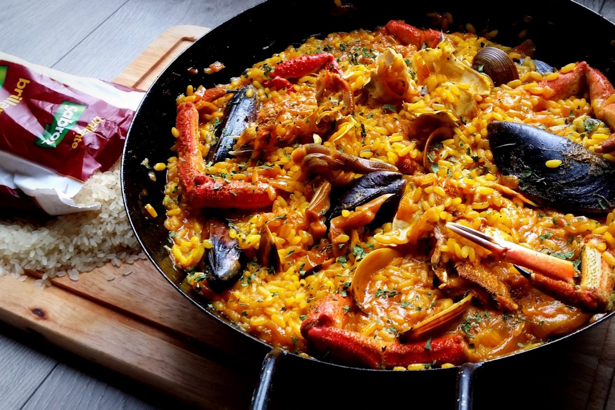 Diferentes tipos de paellas en carta de restaurante donde comer paella en Tarragona