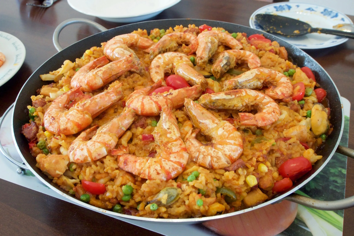 Terraza de restaurante donde comer paella en Tarragona con ambiente acogedor