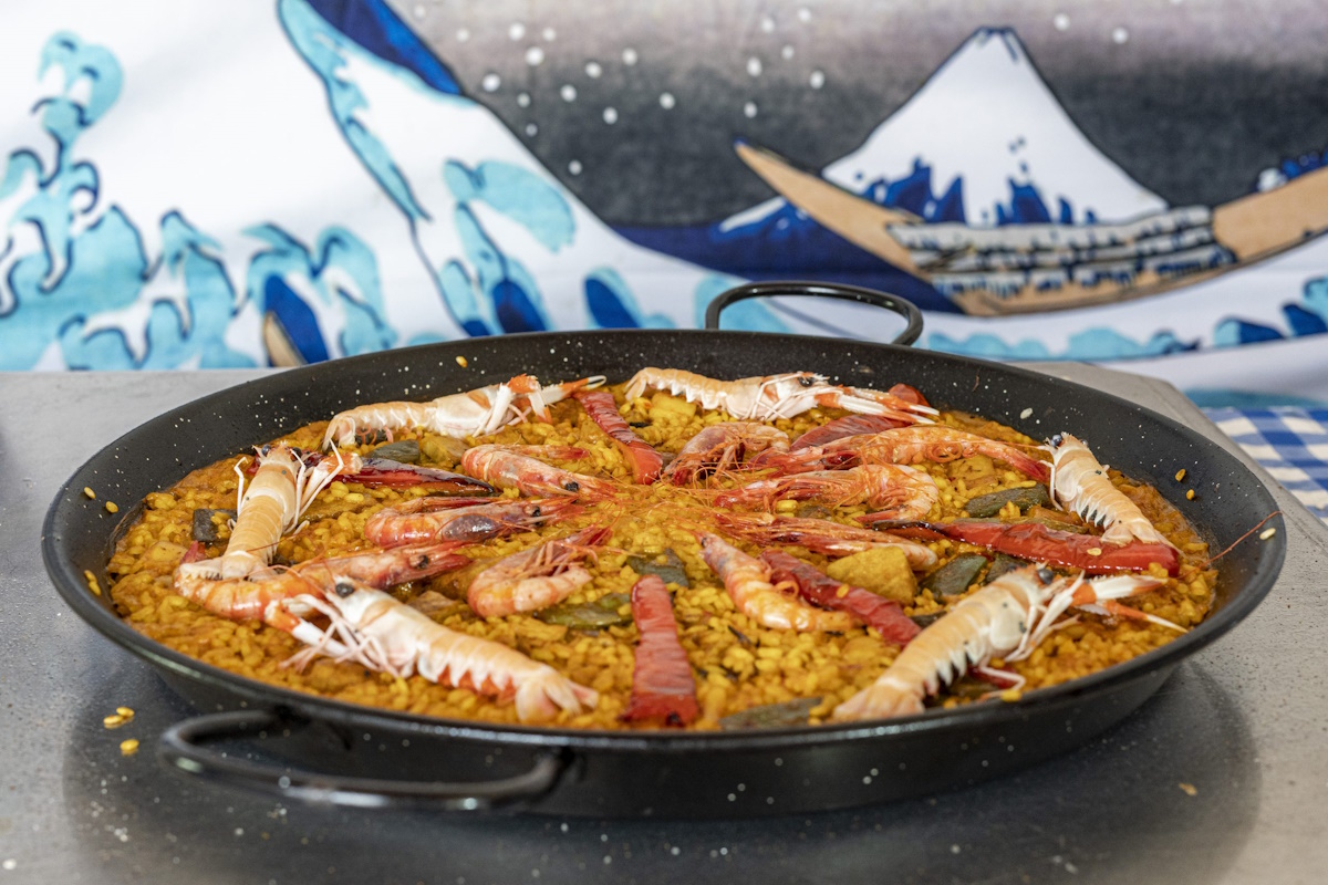 Ingredientes frescos en cocina de restaurante donde comer paella en Tarragona