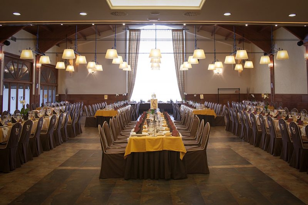 Detalle de mesa elegante en restaurante para reuniones de empresas Tarragona